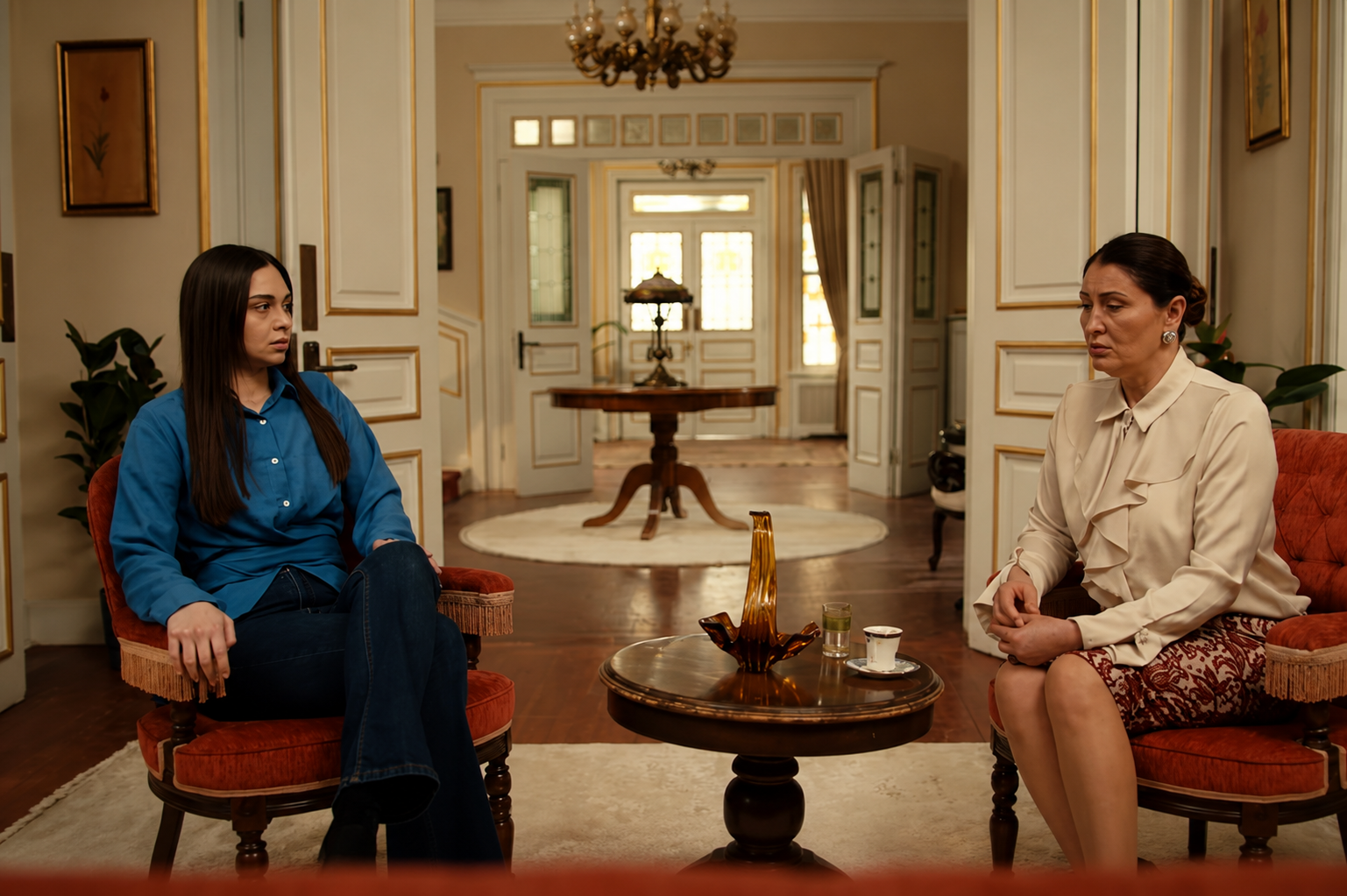 Asli and Muzzeyen in Arafta Season 2 having a serious conversation inside a luxurious living room.